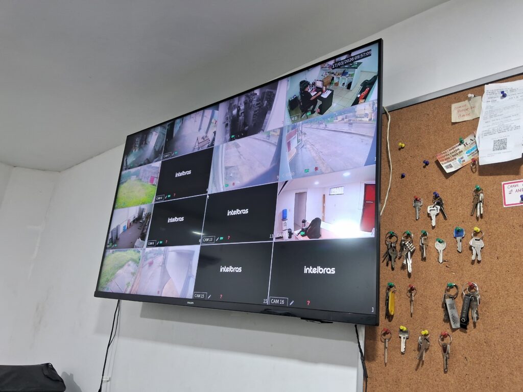 TV na parede da empresa mostrando ao mesmo tempo as imagens de todas as câmeras Intelbras