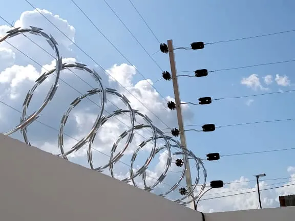 Cerca elétrica com concertina e hastes alinhadas instaladas pela Segel