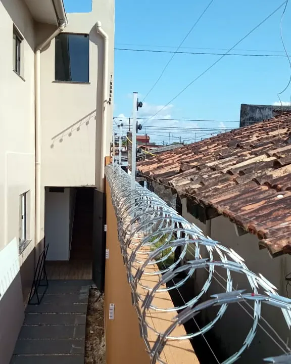 Cerca elétrica com concertina instalada pela Segel em muro de residência em Belém