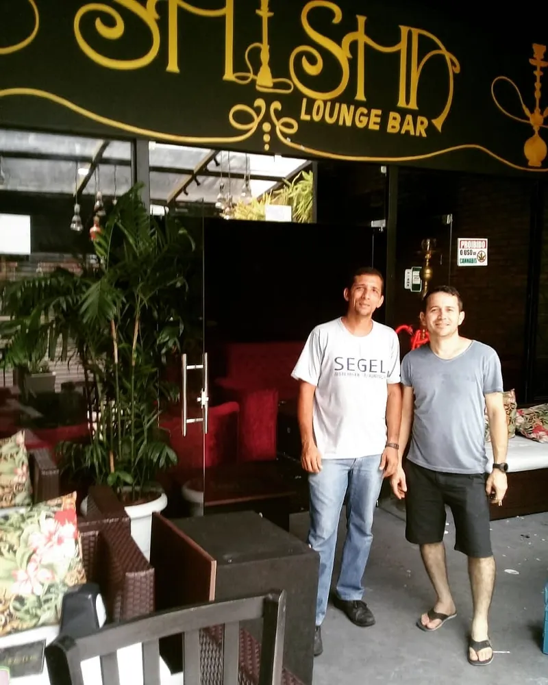 Bruno com o proprietário do Shisha Lounge Bar