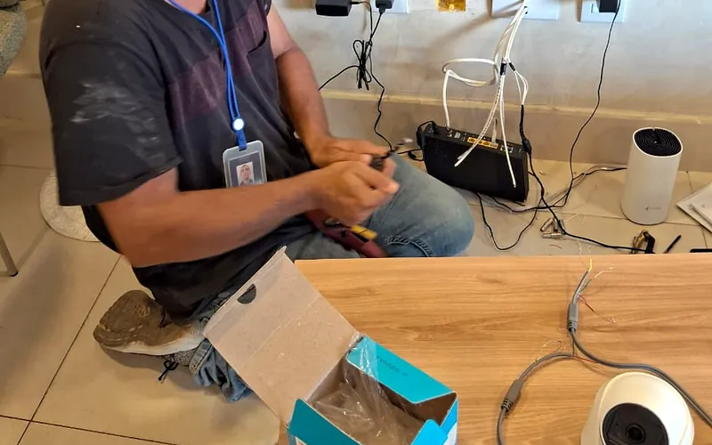 Bruno, da Segel, na instalação de câmera HiLook